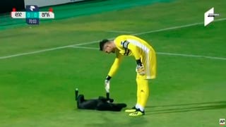 Perro invadió la cancha en pleno partido y se 'robó' el show