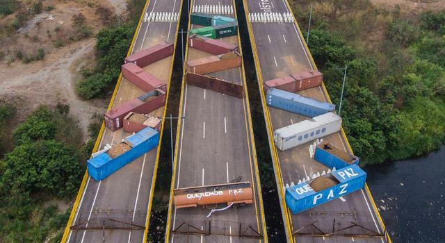 El régimen de Nicolás Maduro reforzó el bloqueo del puente Tienditas, fronterizo con Colombia, al colocarle nuevos obstáculos, casi un mes después del intento fallido de la oposición de Venezuela para ingresar por allí donaciones de Estados Unidos, constató este miércoles la agencia AFP. (Foto: AFP).