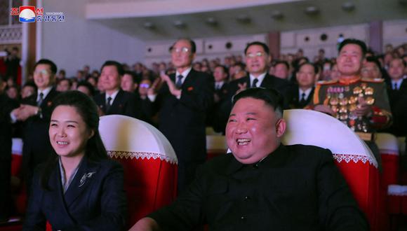 Kim y Ri, junto a otros altos cargos del politburó norcoreano, disfrutaron de una actuación en el Teatro de Arte Mansudae de la capital norcoreana, Piongyang. (Foto referencial: AFP / Archivo)