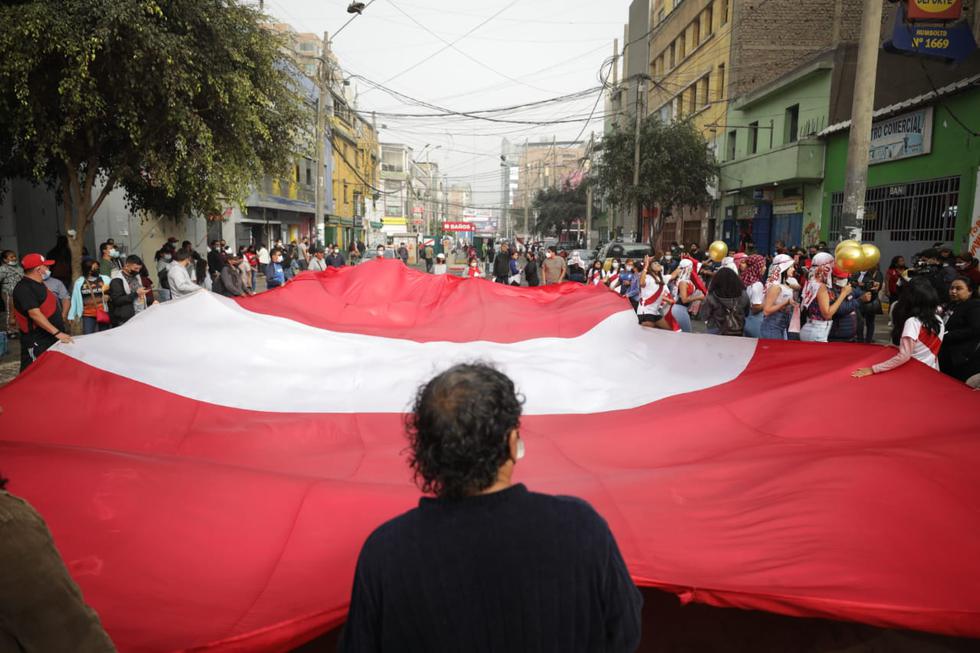 ¡Todos con la blanquirroja! Los empresarios y trabajadores de Gamarra realizaron esta mañana un banderazo en las calles que abarcan el emporio comercial para sumar las muestras de apoyo para la selección peruana ante el próximo partido frente a su similar de Australia este lunes 13 de junio por el repechaje rumbo al Mundial de Qatar 2022. (Foto: Britanie Arroyo/@photo.gec)