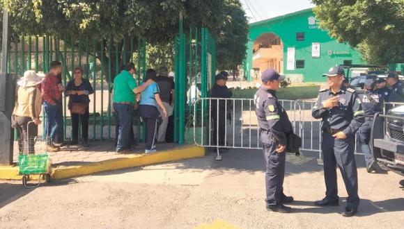 Autoridades mexiquenses cercaron el Centro de Justicia de Atizapán, cerraron el estacionamiento público y suspendieron la mayoría de los trámites y servicios para tratar de resguardar la zona. Foto: Armando Martínez, El Universal|GDA)