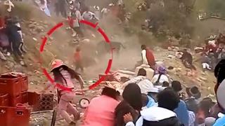 Huancavelica: toro escapa de ruedo y cornea salvajemente a mujer y niño en fiesta patronal | VIDEO