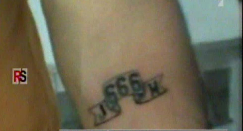 Creyentes se tatúan la \"marca de la bestia\". (Foto: Captura Reporte Semanal)
