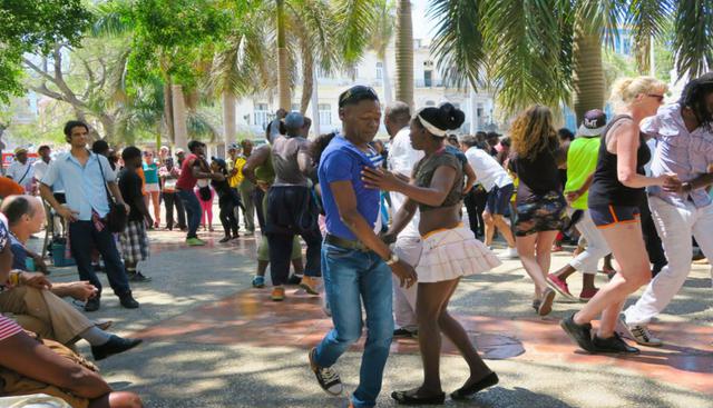 El destino preferido para los amantes de la salsa es Cuba. En La Habana abundan las escuelas de salsas, pero también podrás improvisar en sus calles donde siempre hay grupos bailando. (Foto: Shutterstock)
