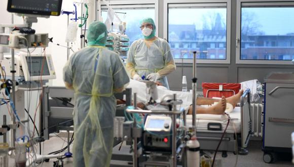 El personal médico asiste a un paciente infectado con el coronavirus en la unidad de cuidados intensivos Covid-19 del hospital universitario (Bergmannsheil Klinikum) en Bochum, en el oeste de Alemania. (Foto: Ina FASSBENDER / AFP).