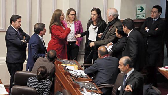 Rosa Bartra, Luciana León y Marisa Glave intercambian comentarios en el pleno cuando se debatía el dictamen sobre la paridad y alternancia. (Foto: Renzo Salazar/ El Comercio)