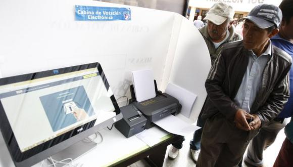 El voto electr&oacute;nico En total, 19 distritos de Lima y Callao votar&aacute;n ma&ntilde;ana por primera vez de manera electr&oacute;nica. (Foto: El Comercio)
