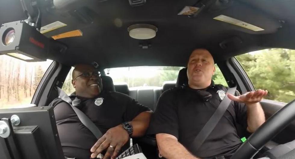 Jeff Davis y Demetrio Stevenson sí que saben cómo divertirse mientras patrullan las calles. (Foto: Captua YouTube)