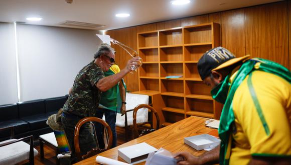 Los partidarios del expresidente de Brasil, Jair Bolsonaro, destrozan una habitación en el Palacio de Planalto durante una manifestación contra el presidente Luiz Inacio Lula da Silva, en Brasilia, Brasil.