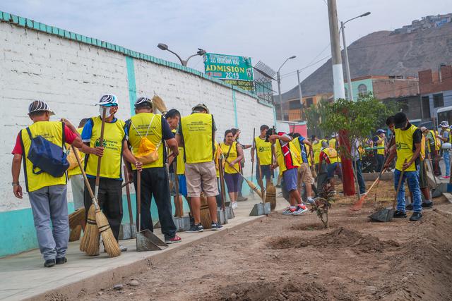 Más de 400 tutelados por el Medio Libre del Instituto Nacional Penitenciario realizaron trabajos en favor de la comunidad a lo largo de la Av. Lima, en San Martín de Porres (Fuente: Inpe).