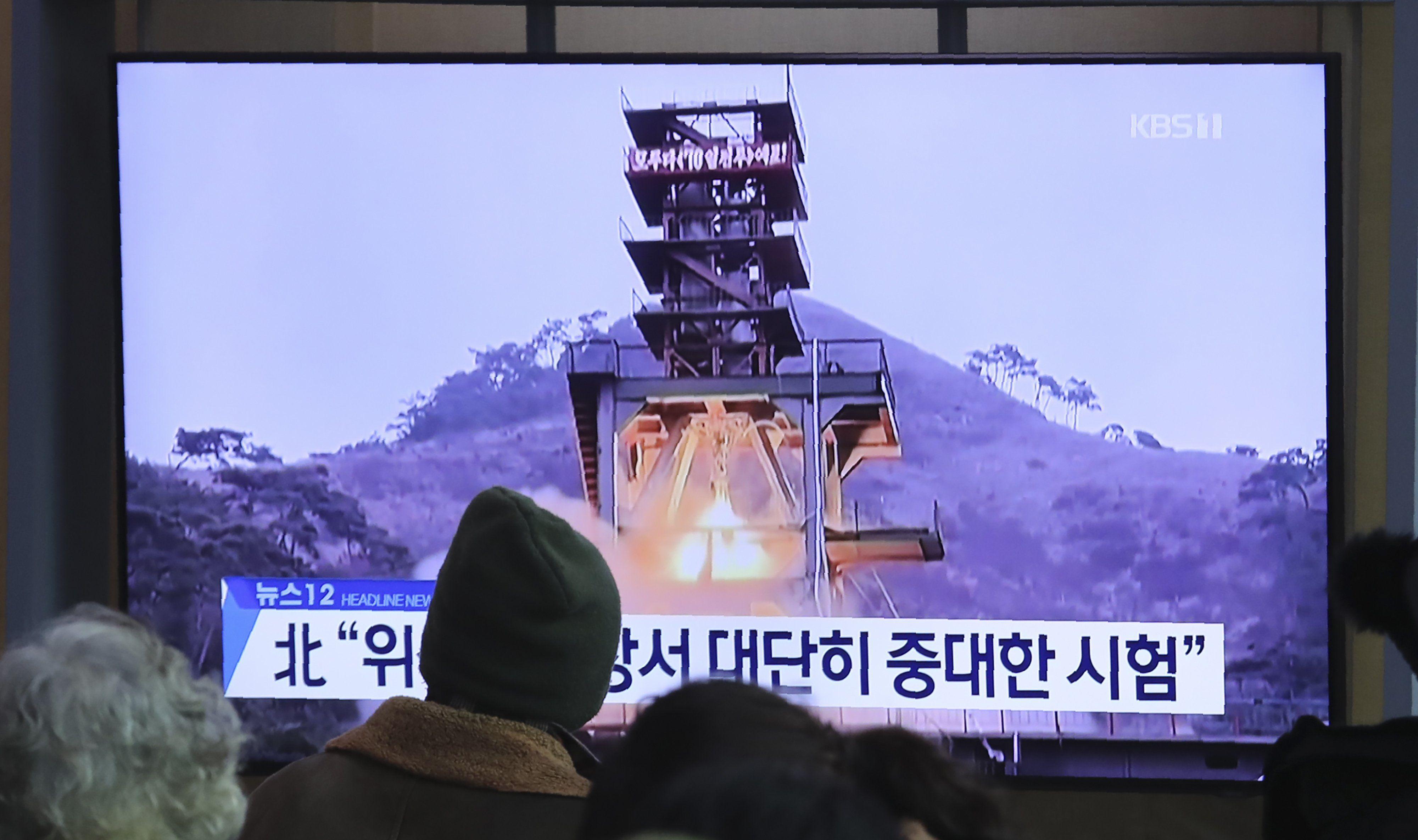 Una prueba de un motor de cohete de Corea del Norte. (Foto AP / Ahn Young-joon).