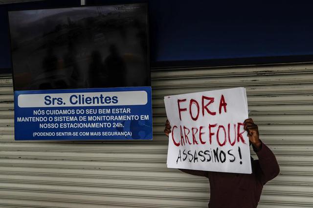El epicentro de esta nueva jornada de manifestaciones fue la región metropolitana de Río de Janeiro, donde decenas de activistas de colectivos antirracistas se movilizaron hasta las sedes de la red francesa de supermercados Carrefour en la zona norte de la ciudad y en el municipio de Sao Gonçalo, donde el tránsito fue interrumpido. (EFE)