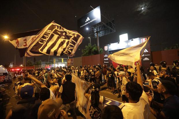 Hinchas de Alianza Lima llegaron a la Federación Peruana de Fútbol (FPF) para manifestar su rechazo por el manejo de los derechos de televisión. (Foto: Anthony Niño de Guzmán / GEC)