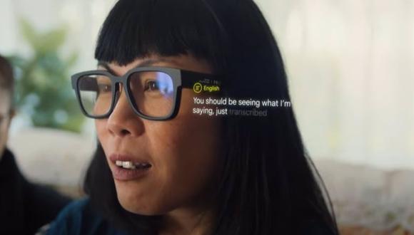 Google presenta un prototipo de gafas RA para transcripción y traducción en tiempo real.