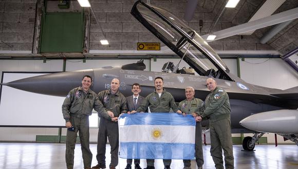 Miembros de la delegación argentina, incluido el ministro de Defensa, Luis Petri, posan frente a un caza F-16 en la base aérea de Skrydstrup, Dinamarca, el 16 de abril de 2024. (Foto de Bo Amstrup / Ritzau Scanpix / AFP)
