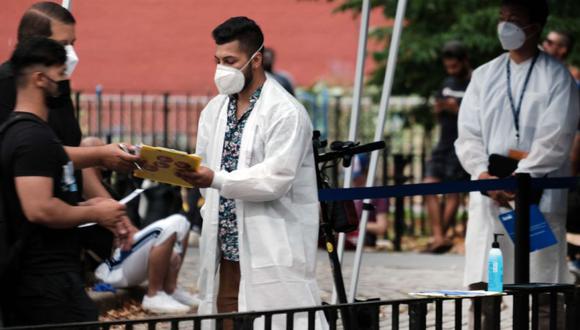 Los trabajadores de la salud del Departamento de Salud e Higiene Mental de la Ciudad de Nueva York trabajan en tiendas de campaña donde las personas están registradas para recibir la vacuna contra la viruela del mono.