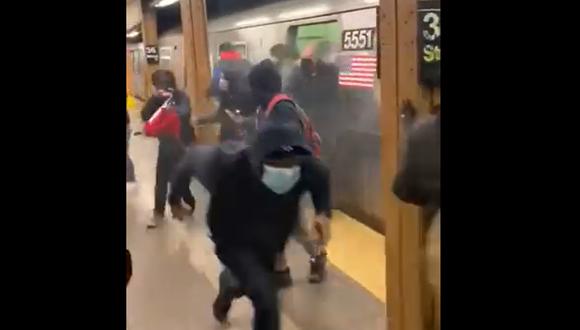 La gente escapa tras un ataque a tiros en el metro de Nueva Yor. (Captura de video).
