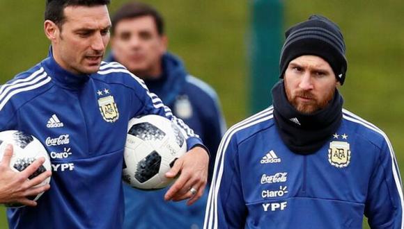 Lionel Scaloni junto a Leo Messi durante los entrenamientos de la Albiceleste. (Foto: EFE)