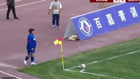 Dueño de un equipo chino hizo debutar a su hijo, de 126 kilos, en el fútbol. Obligó al DT a ponerlo. (Foto: @futboltrotters / Twitter)
