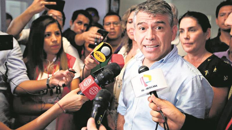 En mayo del 2018, Julio Guzmán fue captado saliendo raudamente de un edificio tras un incendio en uno de los departamentos del inmueble ubicado en Miraflores. (Foto: GEC)