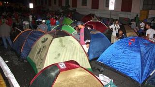 Chavistas acampan en las afueras del palacio presidencial