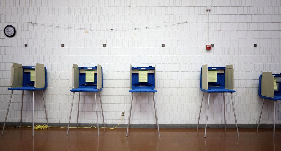 Imagen referencial que muestra un centro de votación en Wisconsin. REUTERS