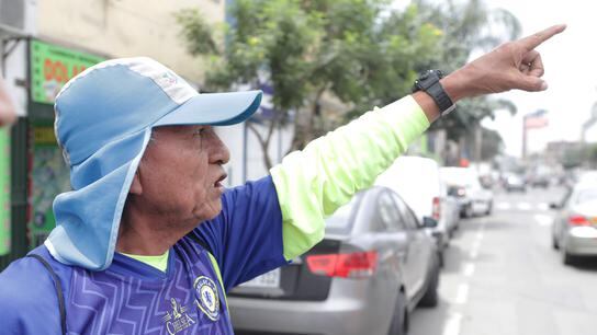 El cuidador de autos Pedro Miguel sostuvo que la situación en dicho distrito es crítica y los atentados por cobro de cupos son frecuentes (foto: Alessandro Currarino).