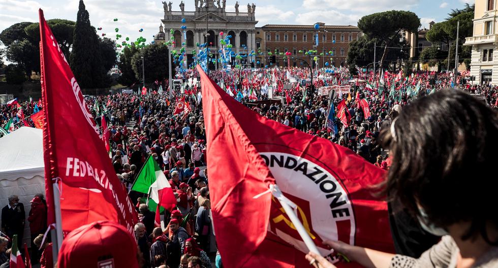 En Italia, los sindicatos se hicieron presentes en la marcha en contra de los neofacistas. Imagen tomada hoy, en Roma. EFE