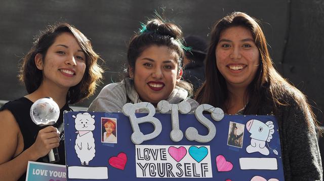 Fans de BTS esperan por el grupo en el Teatro Nokia (hoy conocido como Microsoft Theater). (Foto: AFP)