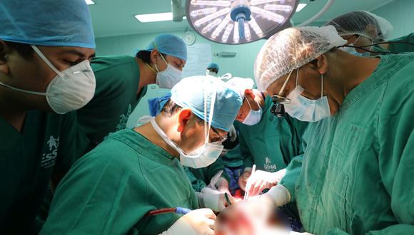 Los cirujanos del INCOR y de los hospitales Rebagliati y Almenara de Essalud, viajaron hasta el hospital Adolfo Guevara, en Cusco, para realizar el procedimiento quirúrgico Foto: Essalud