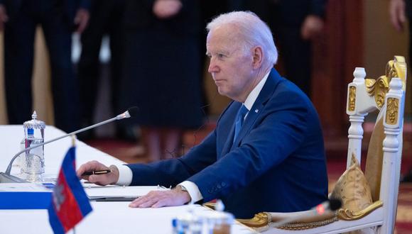 El presidente de EE. UU., Joe Biden, observa durante la cumbre ASEAN-EE. UU. como parte de las cumbres 40 y 41 de la Asociación de Naciones del Sudeste Asiático (ASEAN) en Phnom Penh el 12 de noviembre de 2022. (Foto de SAUL LOEB / AFP)