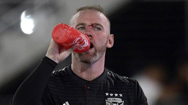 Wayne Rooney en problemas. Le lastimaron el rostro. (Fotos: Agencias)