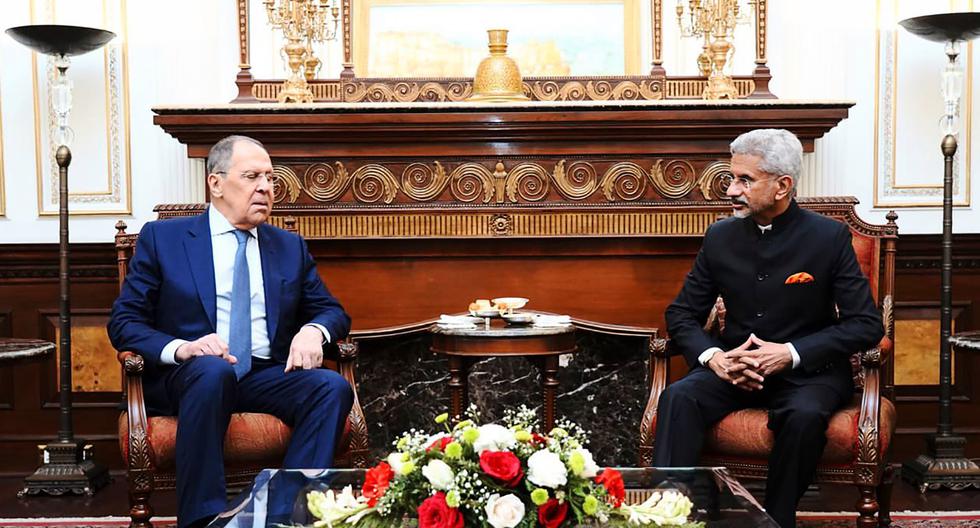 El ministro de Relaciones Exteriores de Rusia, Serguei Lavrov, se reúne con su par de la India, S. Jaishankar, hoy, 1 de abril del 2022. AP