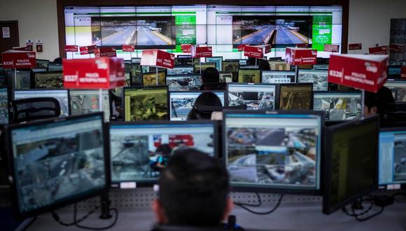 Uno de los centros de monitoreo de Ecuador. Chile le ha vendido al país sudamericano miles de cámaras. ("The New York Times").