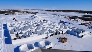 Entran a los récord Guinness tras construir el laberinto de nieve más grande del mundo