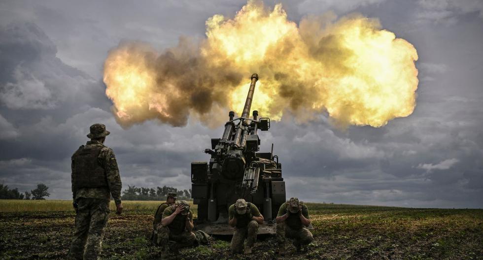 Militares ucranianos disparan con un cañón autopropulsado francés de 155 mm/calibre 52 hacia las posiciones rusas en una línea de frente en la región oriental del Donbás, en Ucrania, el 15 de junio de 2022. (ARIS MESINIS / AFP).
