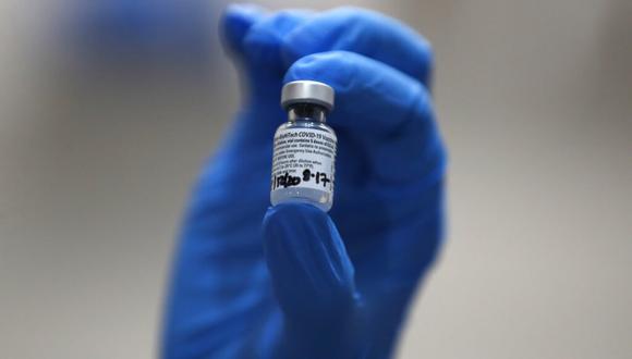 La vacuna de Pfizer está diseñada en tipo de vacuna que usa un fragmento pequeño del ARN del virus. (Foto: AP)