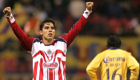 Omar Bravo, goleador histórico de las Chivas de Guadalajara se  burla de Guillermo Ochoa con polémica publicación.