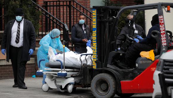 El cadáver de una persona que falleció por coronavirus en Nueva York es llevado en un montacargas hasta un camión frigorífico. (REUTERS/Brendan Mcdermid).