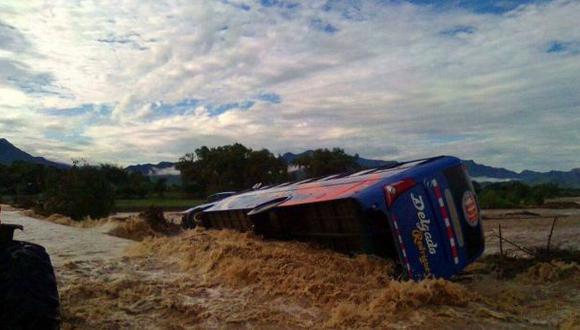 Los pasajeros del bus fueron rescatados por agentes de la Polic&iacute;a Nacional y moradores del distrito de Chongoyape, en Lambayeque.(Foto: Facebook M&oacute;rrope)