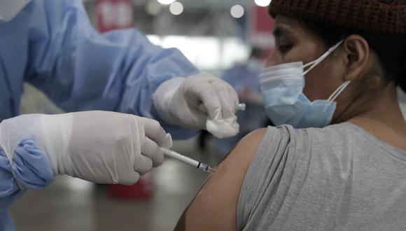 Persona es vacunada contra el COVID-19 en La Videna. (Foto: Jessica Vicente/@photo.gec)