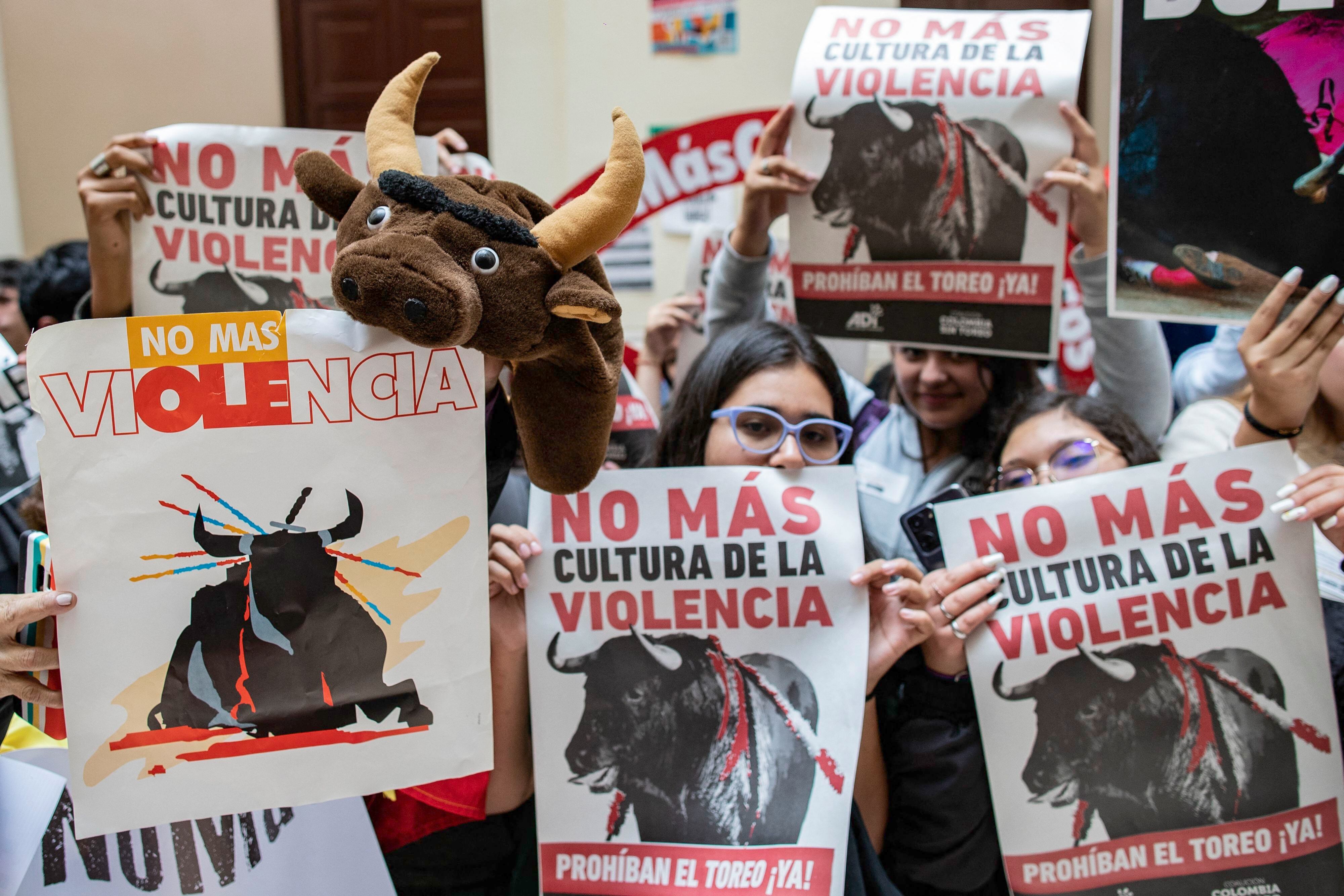 Con el lema "No más Olé", activistas protestaban contra las corridas de toros durante el debate congresal. (Foto: AFP)
