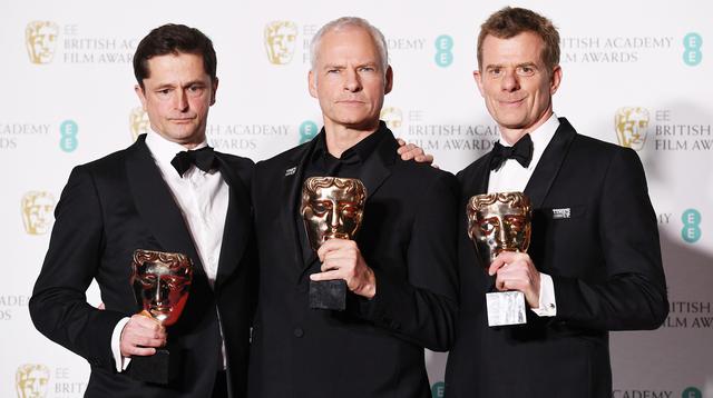 De izquierda a derecha Pete Czernin, Martin McDonagh y Grahm Broadbent con el BAFTA a Mejor película original por "Three Billboards Outside Ebbing, Missouri". (Foto: EFE)