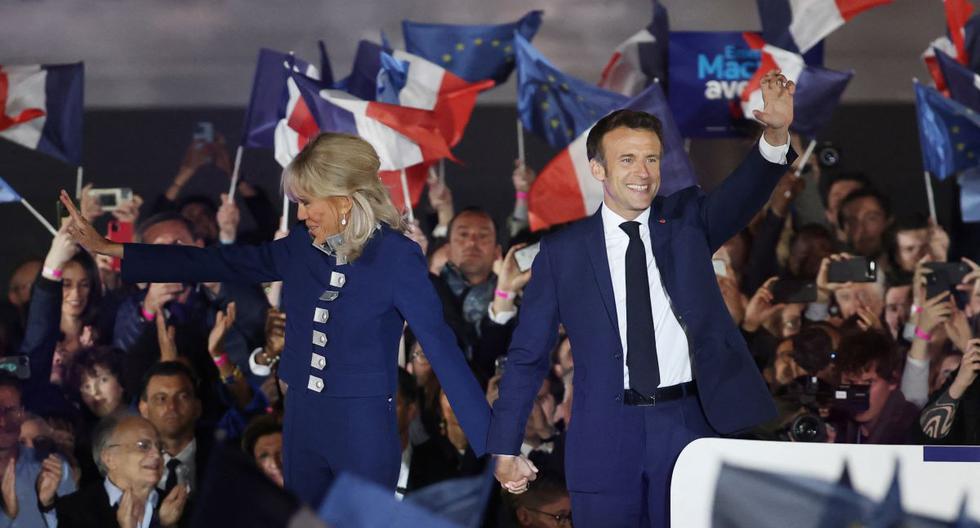 El presidente de Francia, Emmanuel Macron, y su esposa, Brigitte Macron, celebran después de su victoria en las elecciones presidenciales, el 24 de abril de 2022. (THOMAS COEX / AFP).