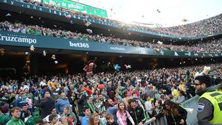 Lluvia de peluches en el Betis vs. Atlético de Madrid para que los niños no se queden sin juguetes en navidad | FOTOS