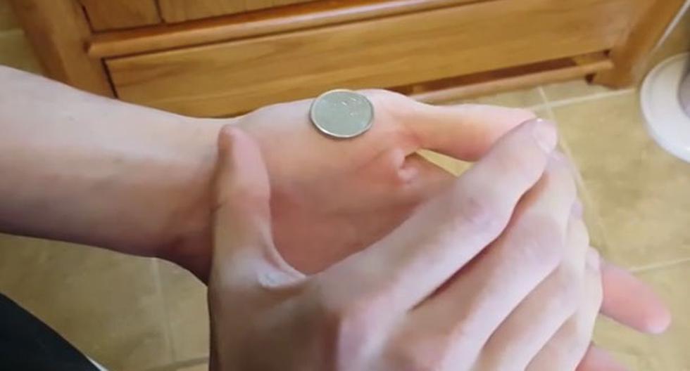 Este mago de Instagram nos muestra el \"secreto\" de cómo esconder una moneda de la palma de la mano. (Foto: Captura)