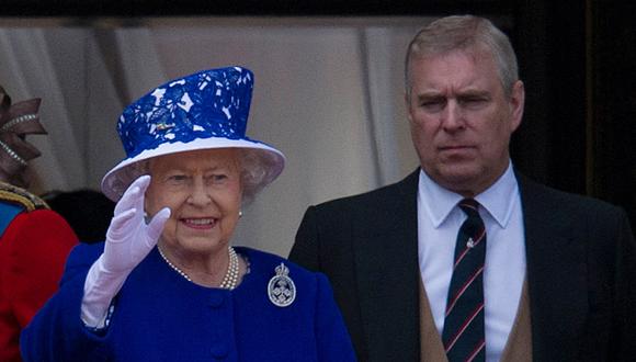 La reina Isabel II de Gran Bretaña y su hijo el príncipe Andrés, duque de York, en una imagen del 15 de junio de 2013. (Foto de CARL COURT / AFP).