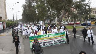 Huelga de Essalud: médicos marchan hacia la sede de la PCM