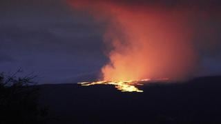 El volcán Mauna Loa, el más grande del mundo, dispara fuentes de lava de hasta 60 metros