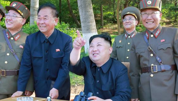 "El cohete balístico voló hacia el este donde nace el día e impactó correctamente el punto deseado tras recorrer la mitad de la distancia de su alcance", afirmó Corea del Norte. (Foto: Reuters)